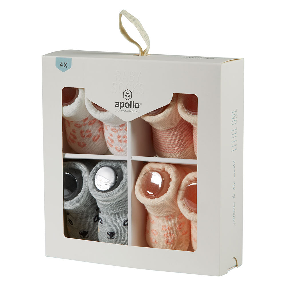 Quatre paires de chaussettes bébé roses, blanches et grises dans un coffret cadeau