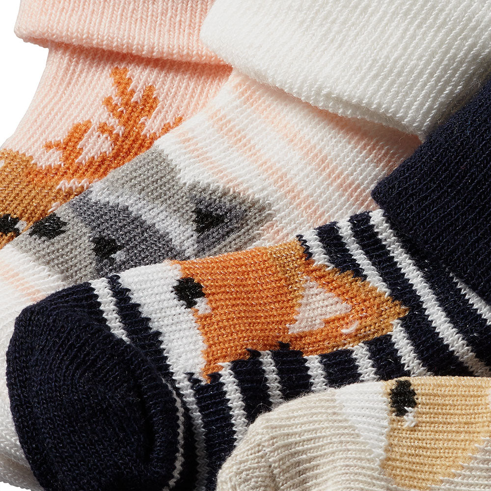 Nahaufnahme der weichen Apollo Babysocken mit Waldtierdesigns