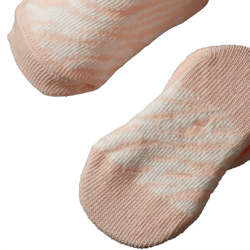 Babysocken aus dem Zebra Geschenkset in Rosa und Weiss mit feinem Streifenmuster