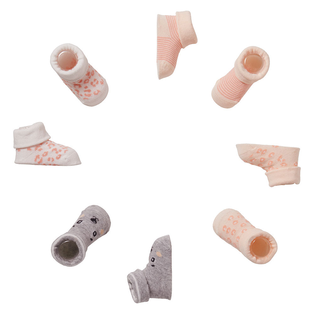 Quatre modèles différents de chaussettes pour bébé en rose, blanc et gris