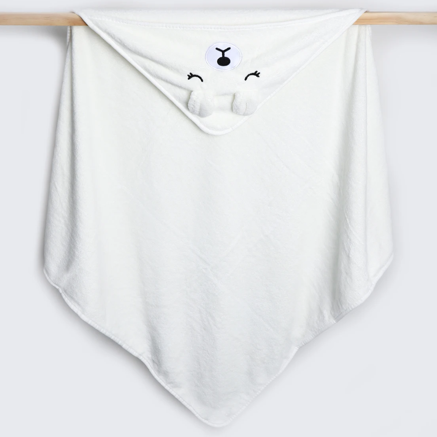 Ein weißes Hello World Badetuch mit Kapuze Eisbär [80x80cm] hängt an einer Holzstange. Die Kapuze zeigt ein niedliches Bärengesicht mit gestickten Augen, einer schwarzen Nase und kleinen runden Ohren.