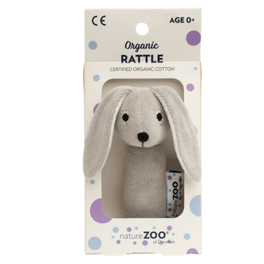 Graue Bio Babyrassel Hase aus zertifizierter Bio-Baumwolle in nachhaltiger Geschenkbox für Babys ab Geburt