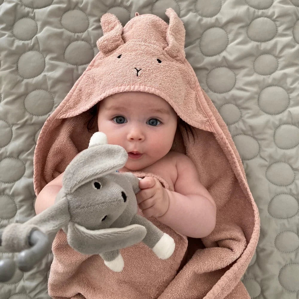 Lapin de poussette biologique gris de natureZOO comme compagnon dans la vie quotidienne de bébé