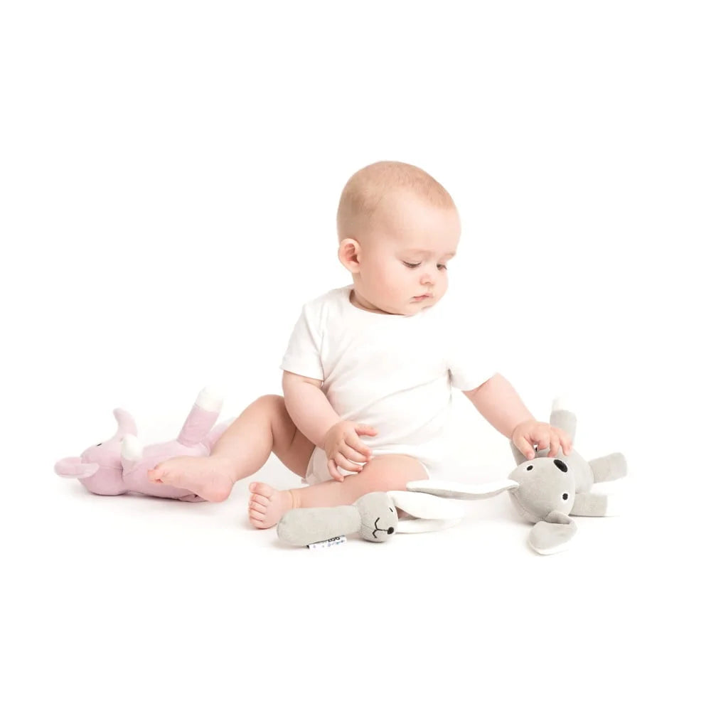 Bébé avec un lapin en peluche bio gris de natureZOO