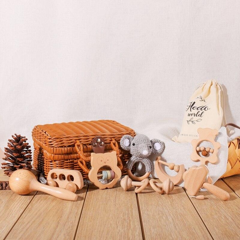 Le cadeau de naissance Colin Baby de Hello World comprend un hochet en bois tissé à la main, un hochet koala au crochet et un sac en tissu - le cadeau de naissance idéal.