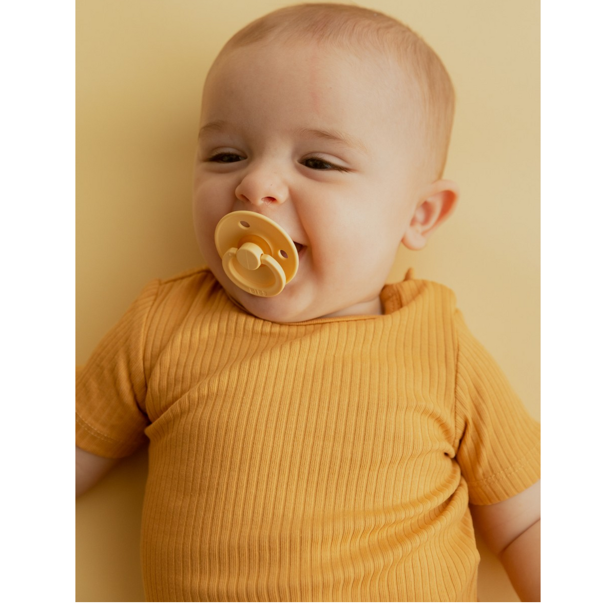 Baby mit Colour Schnuller aus natürlichem Gummilatex im Alltag