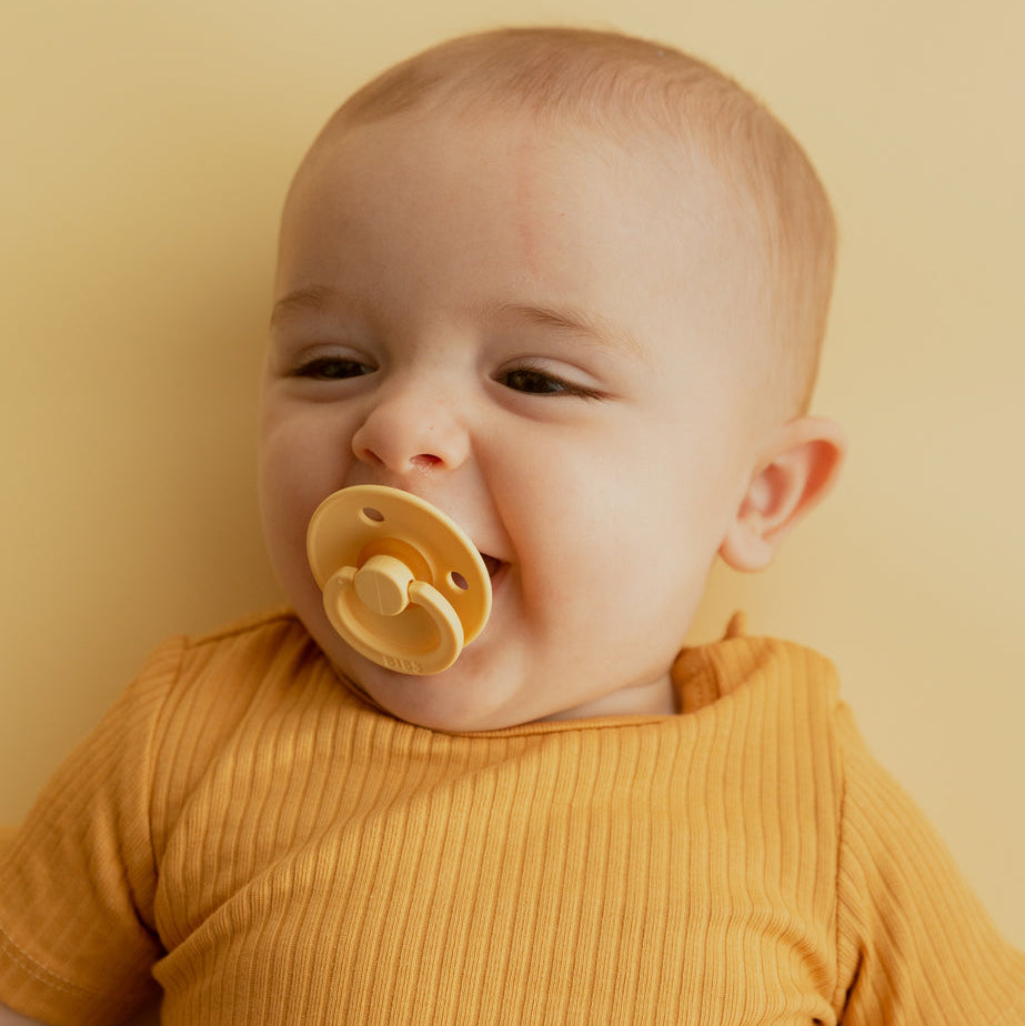 Baby mit Colour Schnuller aus natürlichem Gummilatex im Alltag