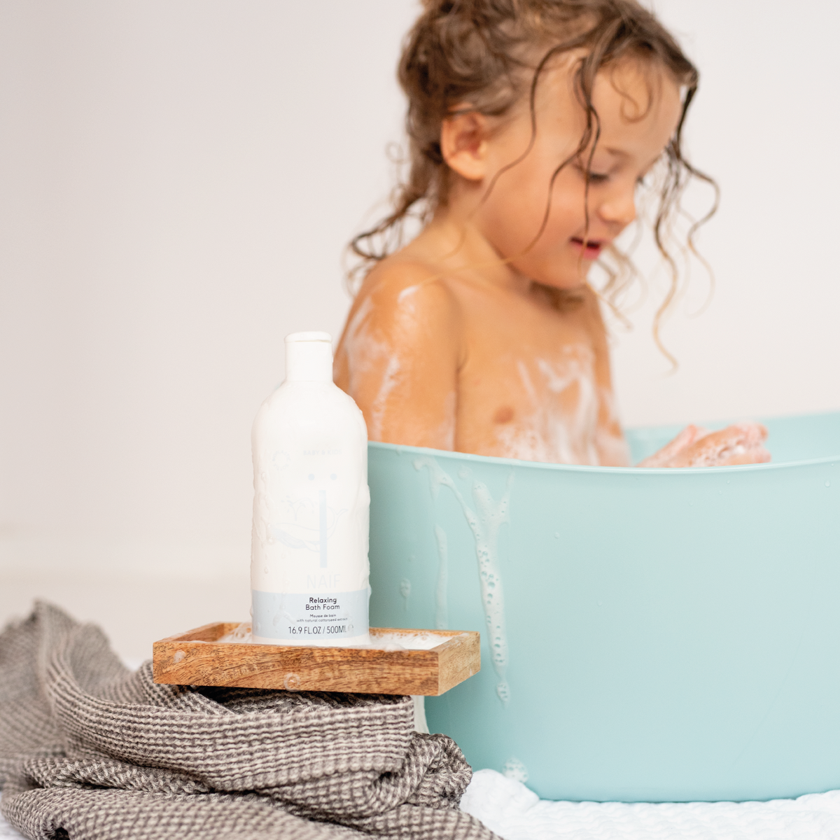 Il bambino si gode un bagno rilassante con il bagnoschiuma Naïf Baby & Kids