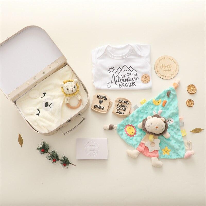 Das Fiodor Baby Geschenk zur Geburt von Hello World: mit weißem Strampler "And so the adventure begins", Koffer mit Bärendecke, Fiodor Set Plüschtier, Holzscheiben, Bärenrassel, Karte und festlicher Dekoration - das perfekte Geschenk für Neugeborene.