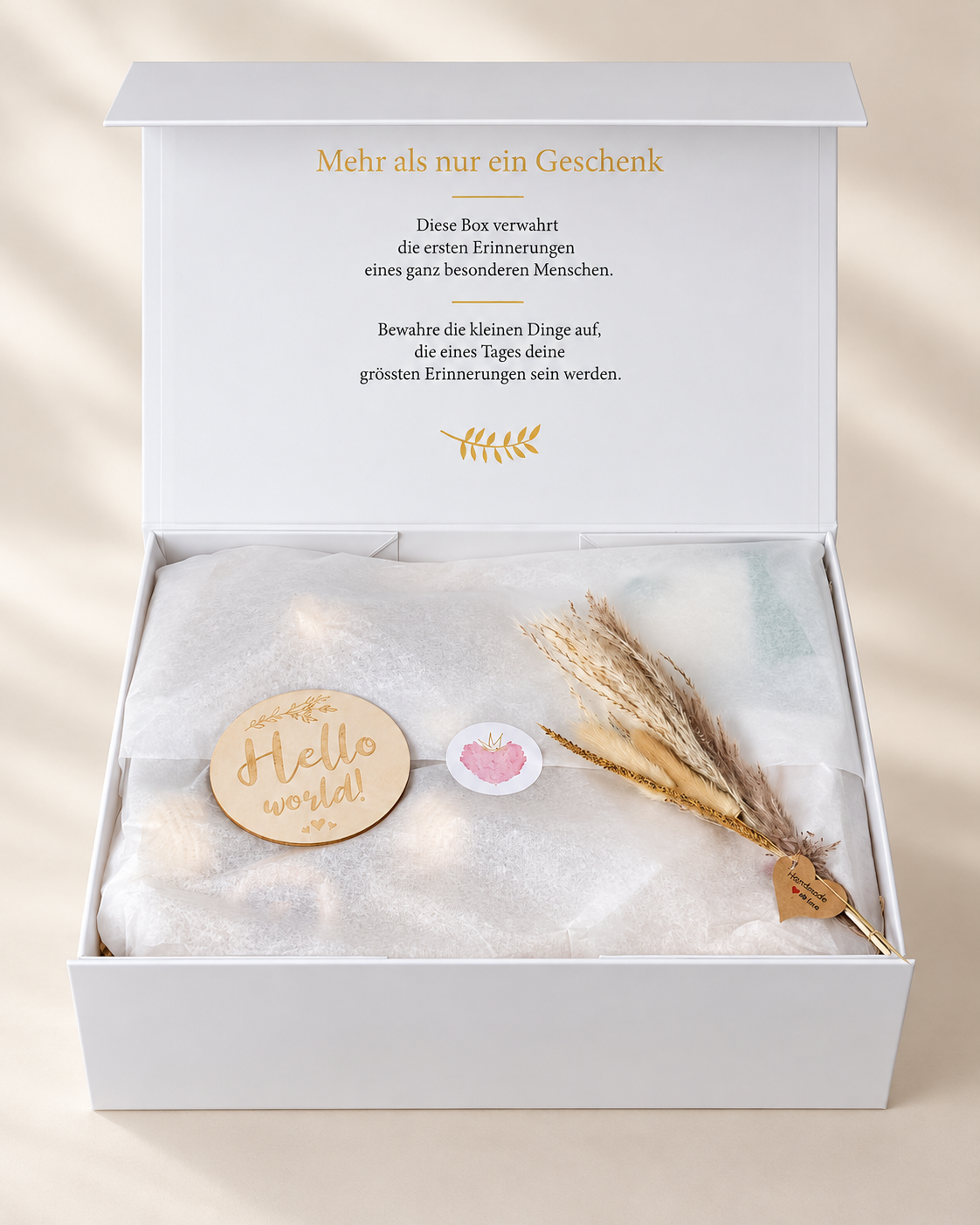 Geöffnete Geschenkbox Bruno mit Seidenpapier, Erinnerungsaufdruck im Deckel und dekorativen Elementen