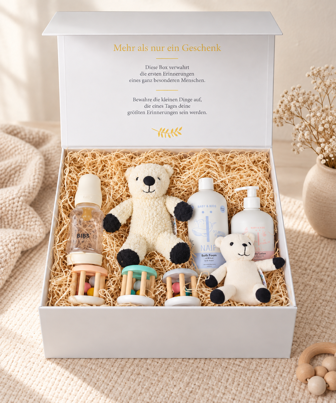 Offene Baby Geschenkbox Emil mit Bio-Plüschtier Eisbär, Bio Kinderwagenanhänger, Holz Greifspielzeug, BIBS Babyflasche und NAÏF Badeschaum und Bodylotion