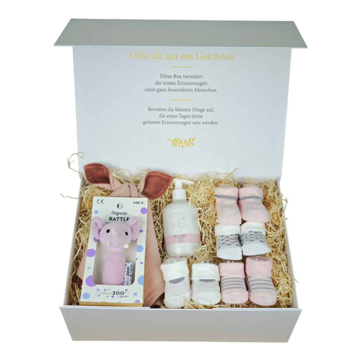 Geschenkbox Eva für Babys in Rosa und Creme mit Bio Babyrassel Elefant, Kuscheltuch Känguru, Babysocken 4er-Set, NAÏF Bodylotion und Pampers in cremeweisser Magnetbox.