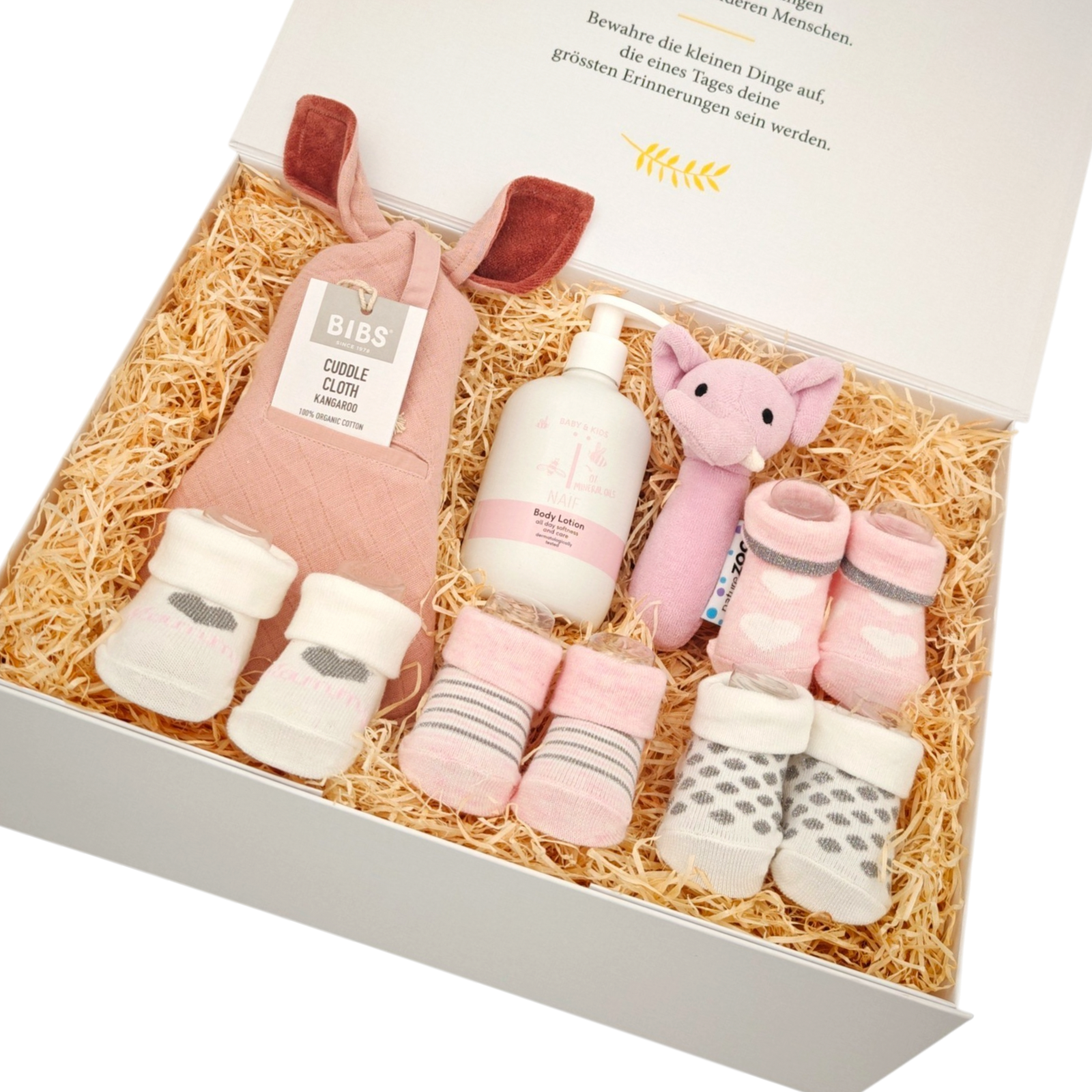Geschenkbox Eva in Schrägansicht mit rosa Babybody von BIBS, NAÏF Babypflege, gehäkelter Babyrassel und süssen Babysöckchen in einer hochwertigen Magnetbox.