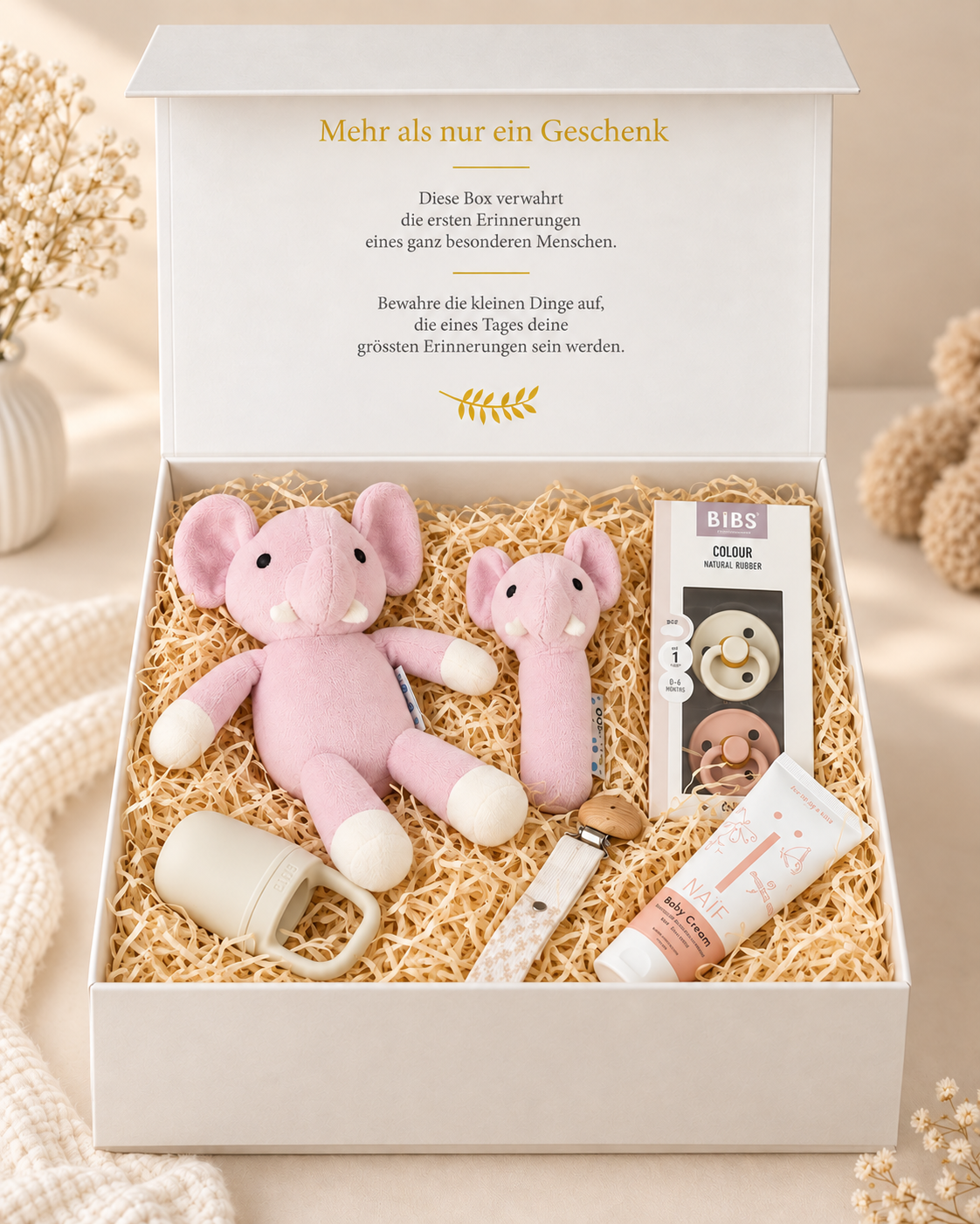 Offene Baby Geschenkbox Laura mit rosa Bio Elefant, Babyrassel, Schnuller 2er-Pack, Bio-Baumwoll Schnullerkette, Fruchtsauger und NAÏF Pflege