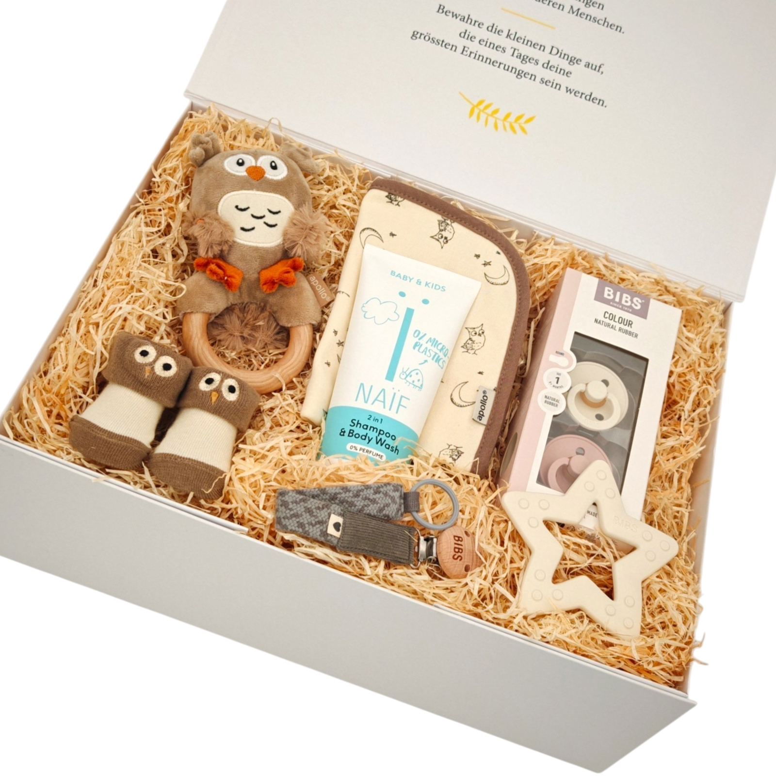 Geschenkbox Lio in Schrägansicht mit BIBS Schnullern, NAÏF Babypflege, Eulenrassel, Babysöckchen und Holzstern in einer hochwertigen Magnetbox.