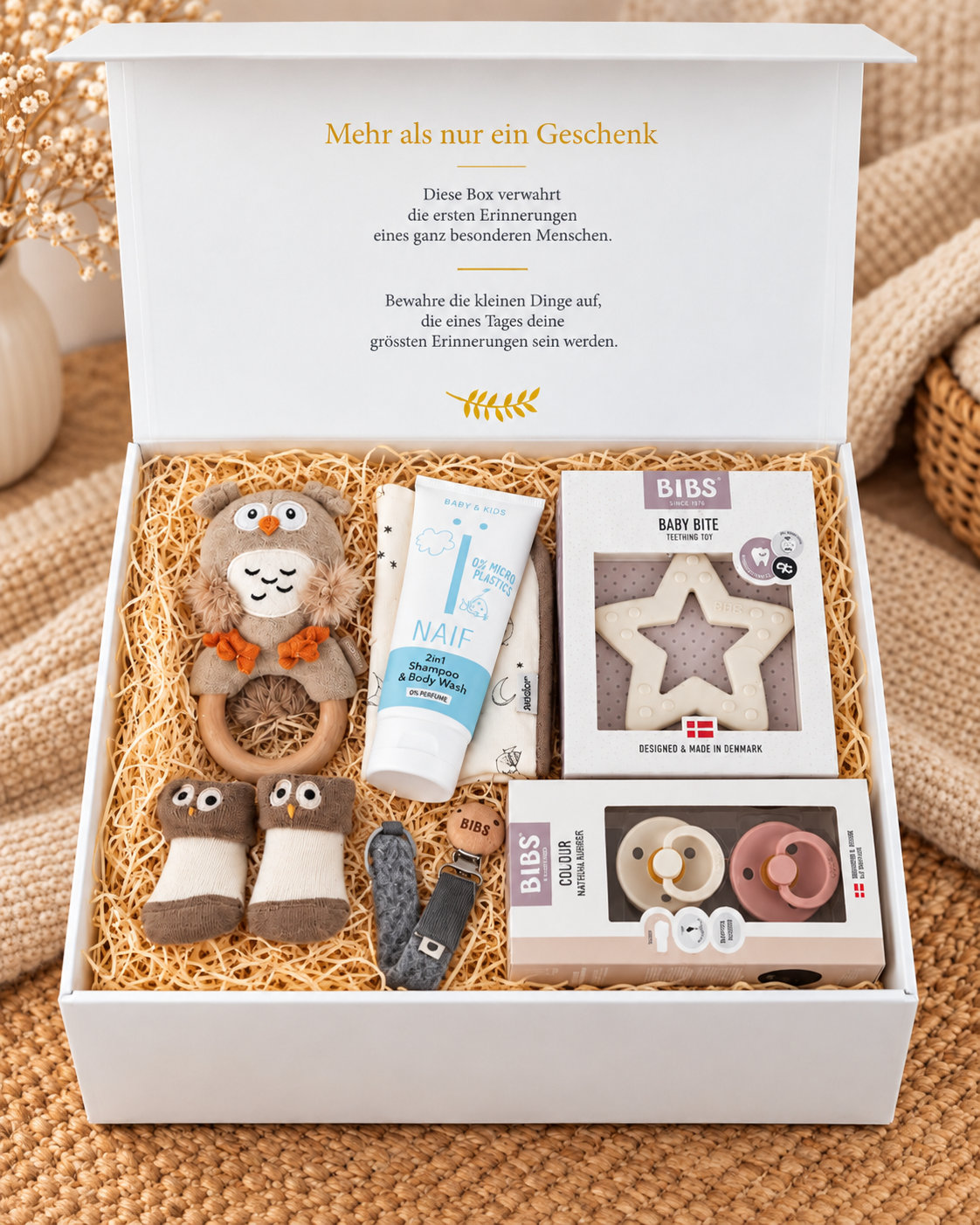 Coffret bébé ouvert Lio avec coffret cadeau chouette, pack de 2 tétines BIBS, chaîne tétine en coton bio, anneau de dentition étoile et shampoing et gel douche NAÏF 2en1