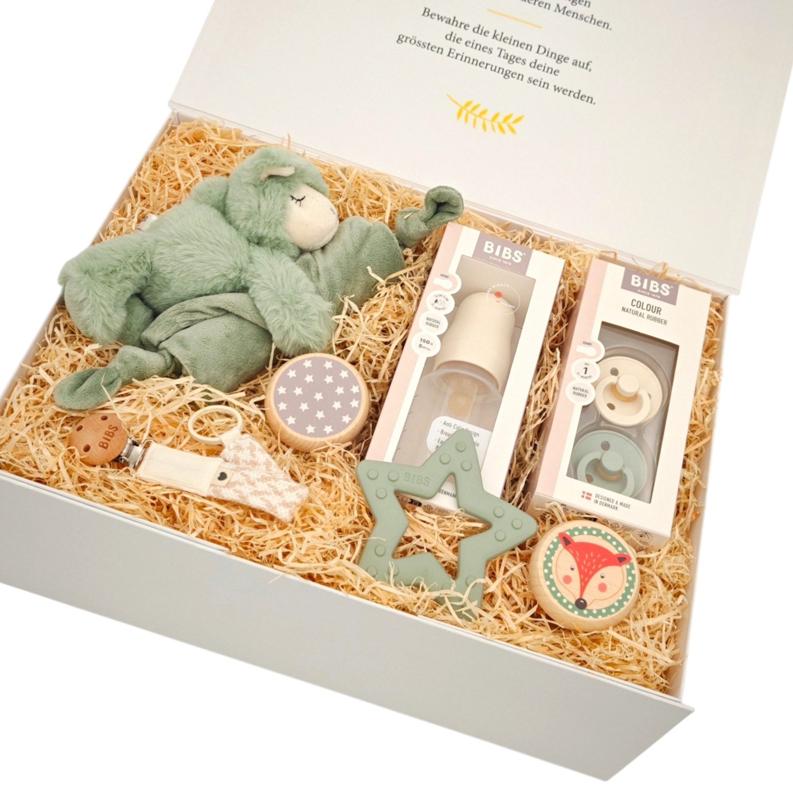 Geschenkbox Mira in Schrägansicht mit mintgrünem Kuscheltier, Babyspielzeug und liebevoll zusammengestelltem Babyzubehör in einer hochwertigen Magnetbox.