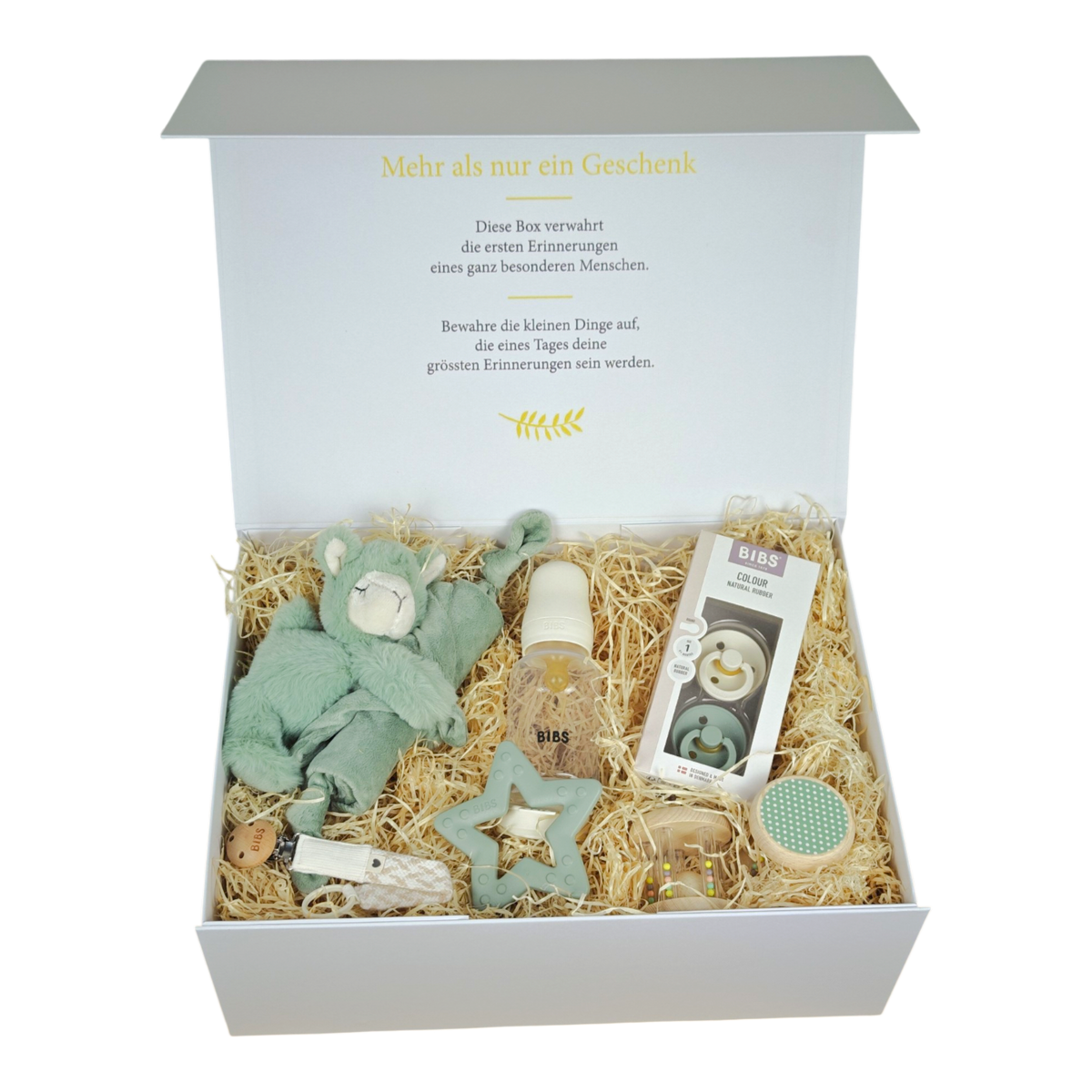 Coffret cadeau Mira pour bébé en vert sauge et crème avec doudou lama, biberon BIBS, tétines BIBS, chaîne de tétine, anneau de dentition étoile et jouet de préhension dans une boîte magnétique blanc crème.