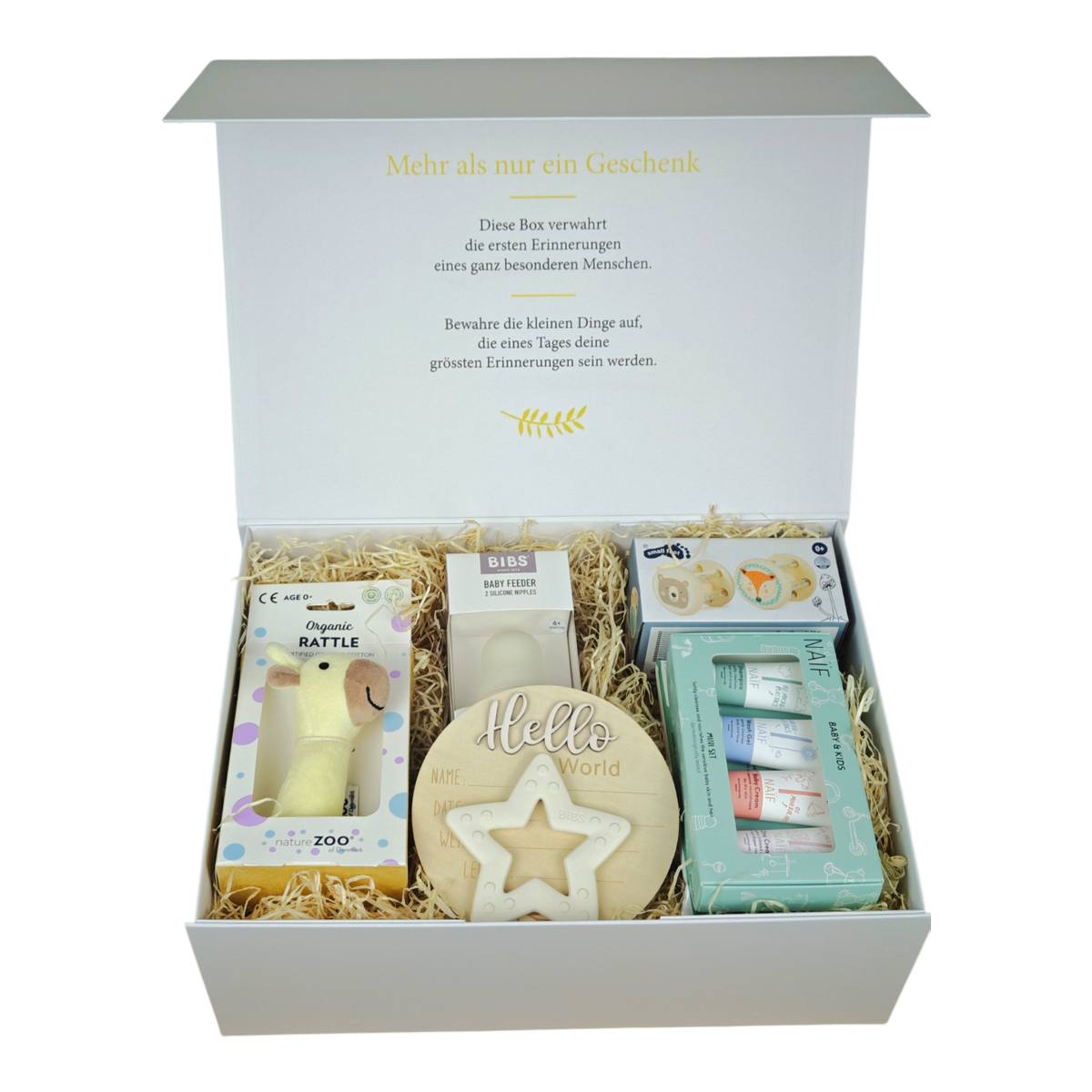 Geschenkbox Silas für Babys in Creme und Naturtönen mit Bio Babyrassel Giraffe, Greifspielzeug, BIBS Baby Feeder, Beissring Stern, NAÏF Mini Reiseset und Feuchttüchern in cremeweisser Magnetbox.