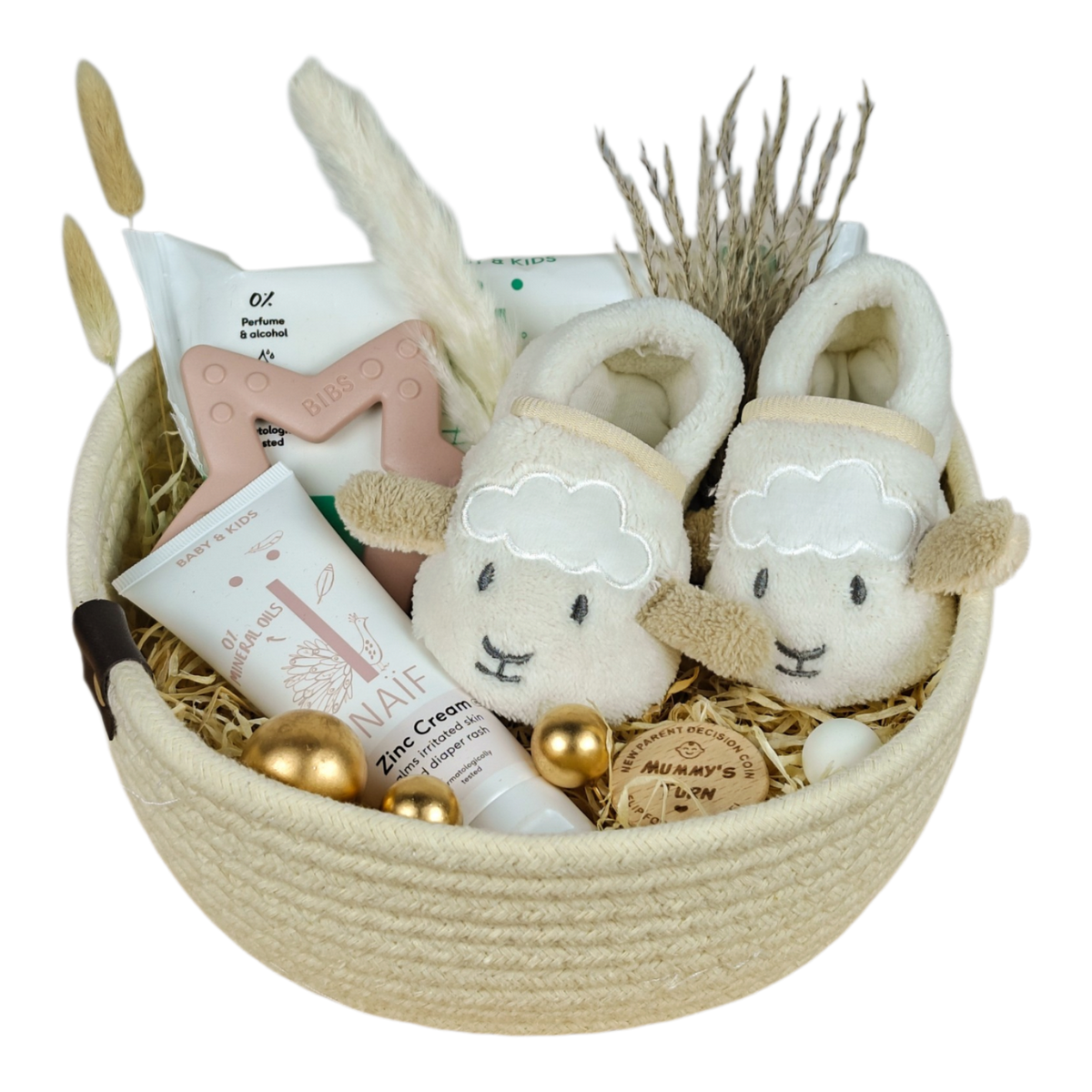Panier cadeau Elian composé de chaussons bébé mouton, anneau de dentition BIBS Star Rosé, crème de change NAÏF, lingettes humides et pièce de décision