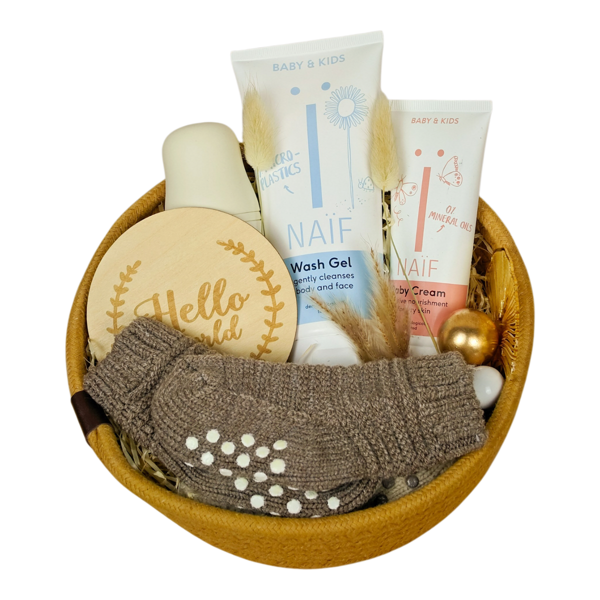 Cesto regalo per bebè Elias con crema di ventose alla frutta, calzini lavorati a maglia in beige e marrone e prodotti per la cura NAÏF