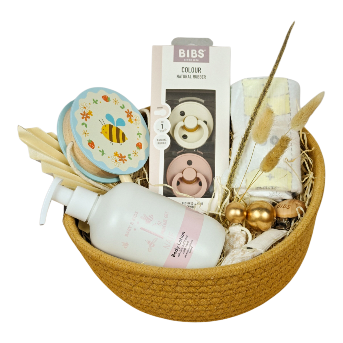 Geschenkkorb June mit Drehtrommel Biene, BIBS Schnullern, Schnullerkette, NAÏF Bodylotion und Pampers Windelrollen