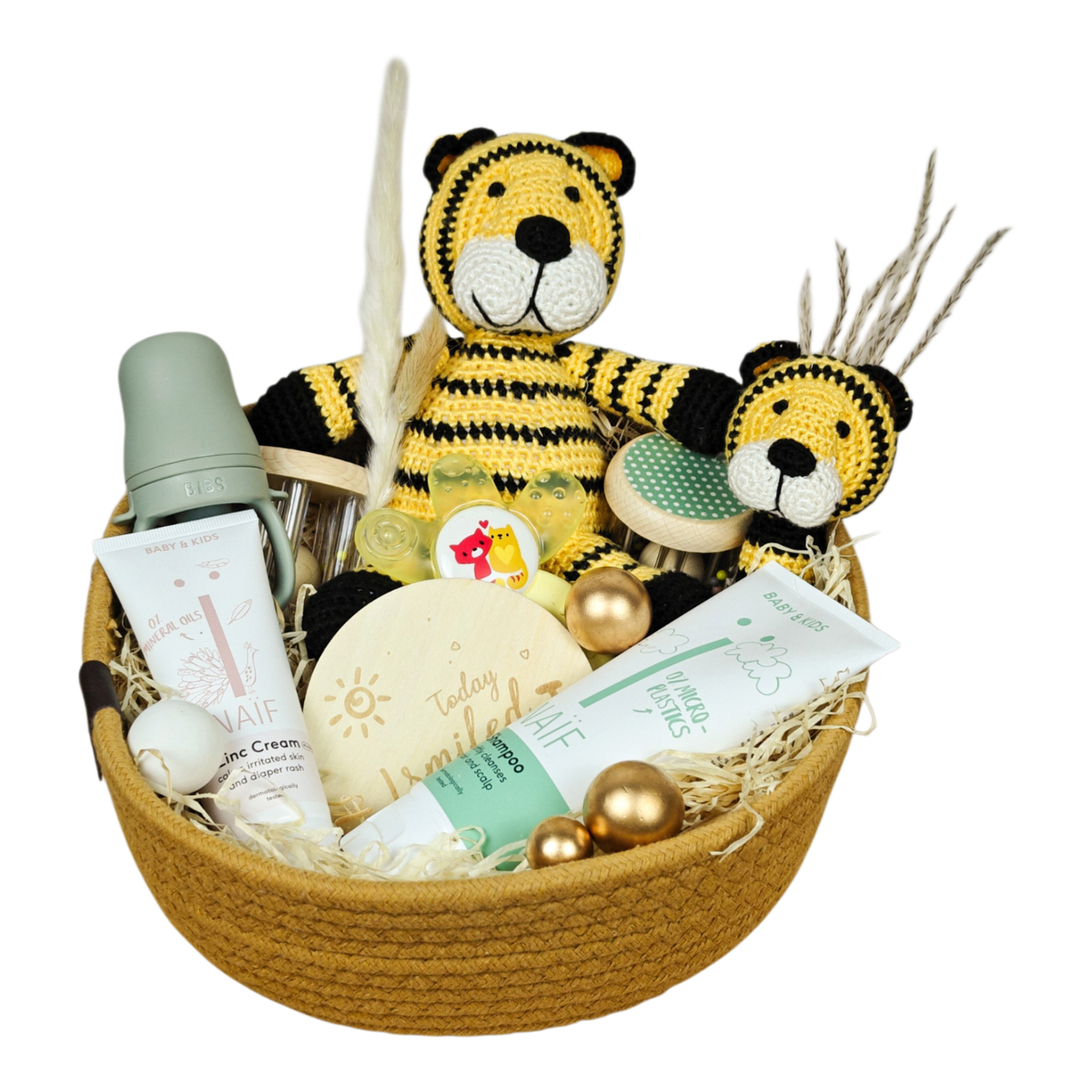 Geschenkkorb Leo mit gehäkeltem Tiger, Tiger-Rassel, Greifspielzeug, Fruchtsauger, Kühlbeissring und NAÏF Pflege im naturfarbenen Baumwollkorb