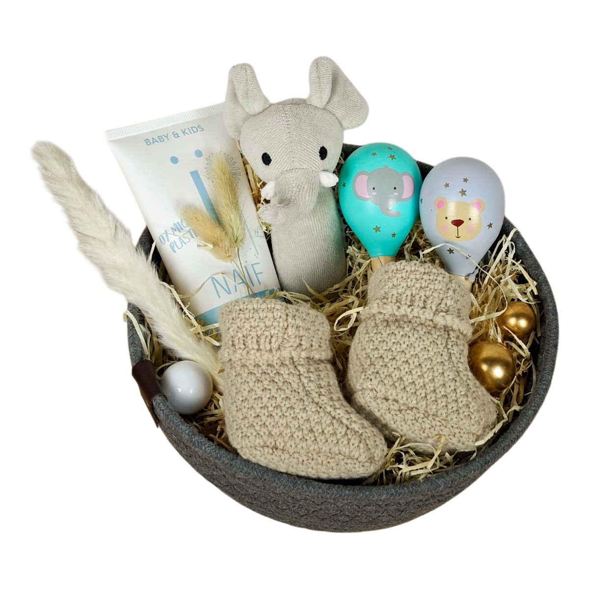 Geschenkkorb Levi mit Bio Babyrassel Elefant, Maracas Rasseln, grauen Babyschuhen und NAÏF Waschgel
