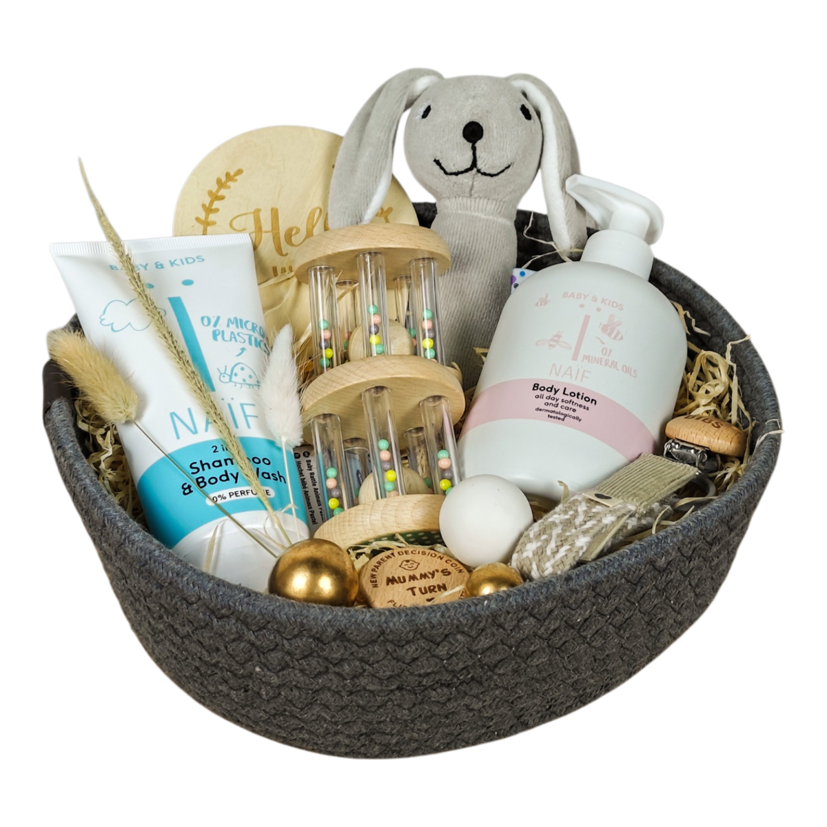 Hochwertiger Baby Geschenkkorb in Grau mit Stoffhase, NAÏF Pflegeprodukten, Holzspielzeug, Schnullerkette und liebevoller Dekoration.