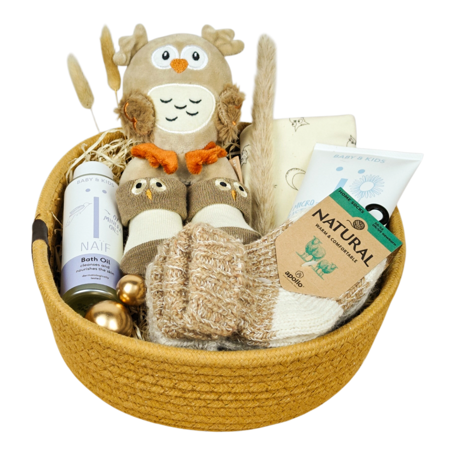 Owen gift basket with owl rattle, baby bib, baby socks, wool socks as well as NAÏF bath oil and washing gel in a natural-colored cotton basket