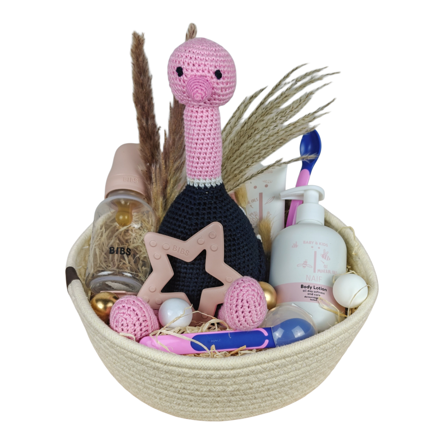 Geschenkkorb Tavi mit gehäkeltem Strauss, BIBS Babyflasche Rosé, Beissring Stern, Lernlöffeln und NAÏF Pflege im weissen Baumwollkorb