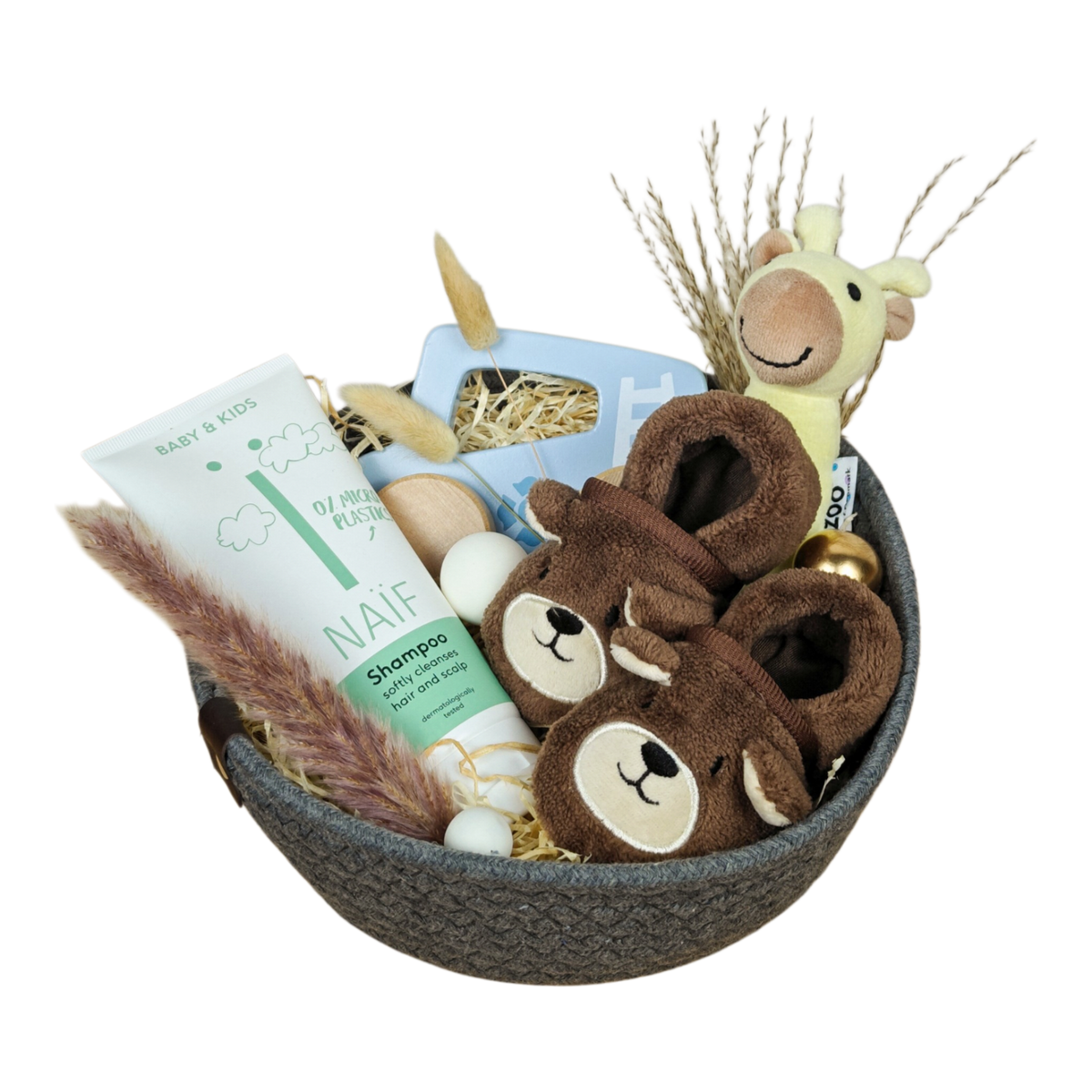 Geschenkkorb Timo mit NAÏF Babyshampoo, braunen Babyschuhen, Giraffen-Rassel, Holzspielzeug und liebevollen Babyaccessoires