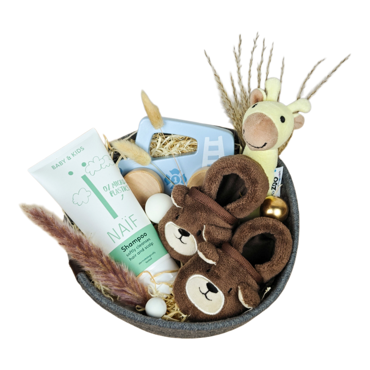 Geschenkkorb Timo mit NAÏF Babyshampoo, kuscheligen Bärenschuhen, Giraffen-Rassel, Holzspielzeug und dekorativen Naturdetails