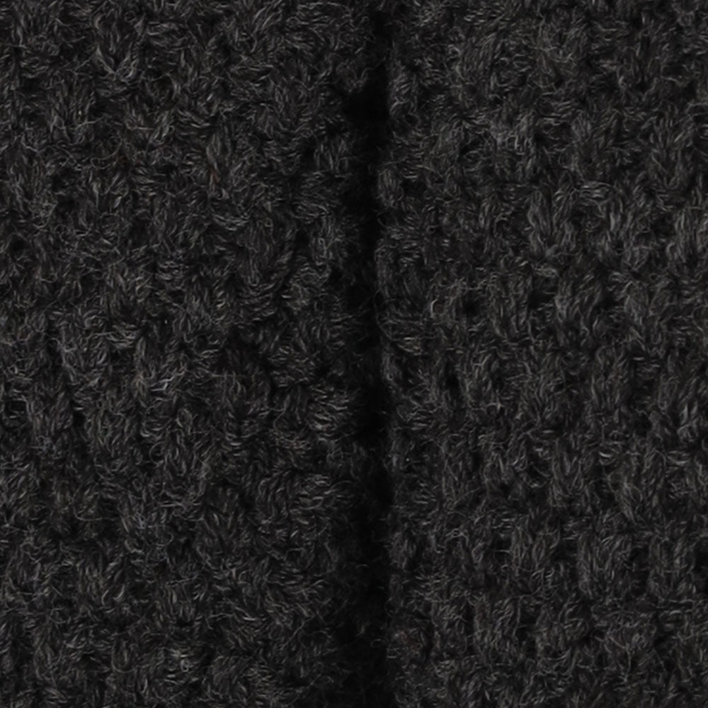 Detailaufnahme des weichen anthrazitfarbenen Strickmaterials der Apollo Babyschuhe