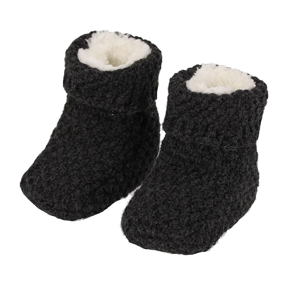 Paar gestrickte Babyschuhe in Anthrazit mit hellem weichem Innenfutter