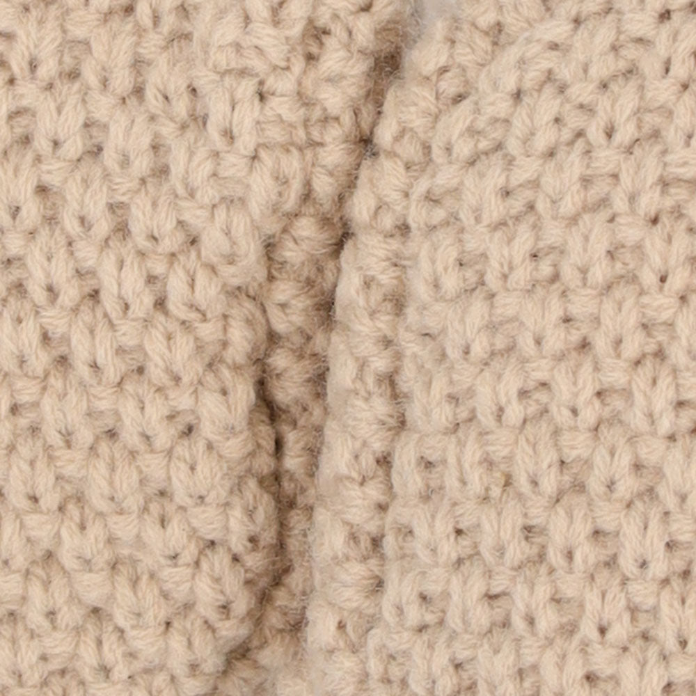 Detailaufnahme der beigen Strickstruktur der Apollo Babyschuhe