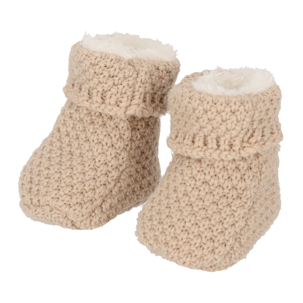 Paar gestrickte Babyschuhe in Beige mit weichem weissem Innenfutter