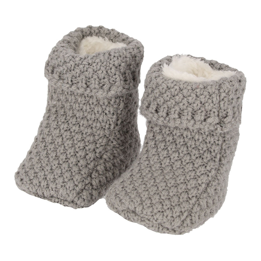 Paire de chaussons bébé tricotés gris clair avec doublure blanche toute douce pour nouveau-né