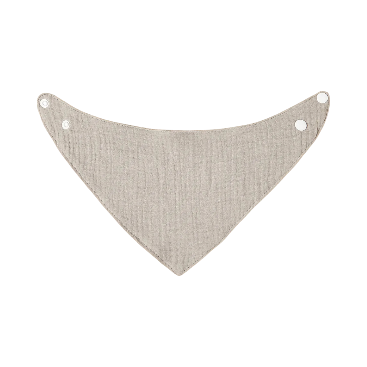 Un bavaglino triangolare in mussola grigio chiaro di Hello World chiamato "Light Grey Cotton Bib", con tre bottoni a pressione su ciascuna estremità, piatto su uno sfondo bianco.