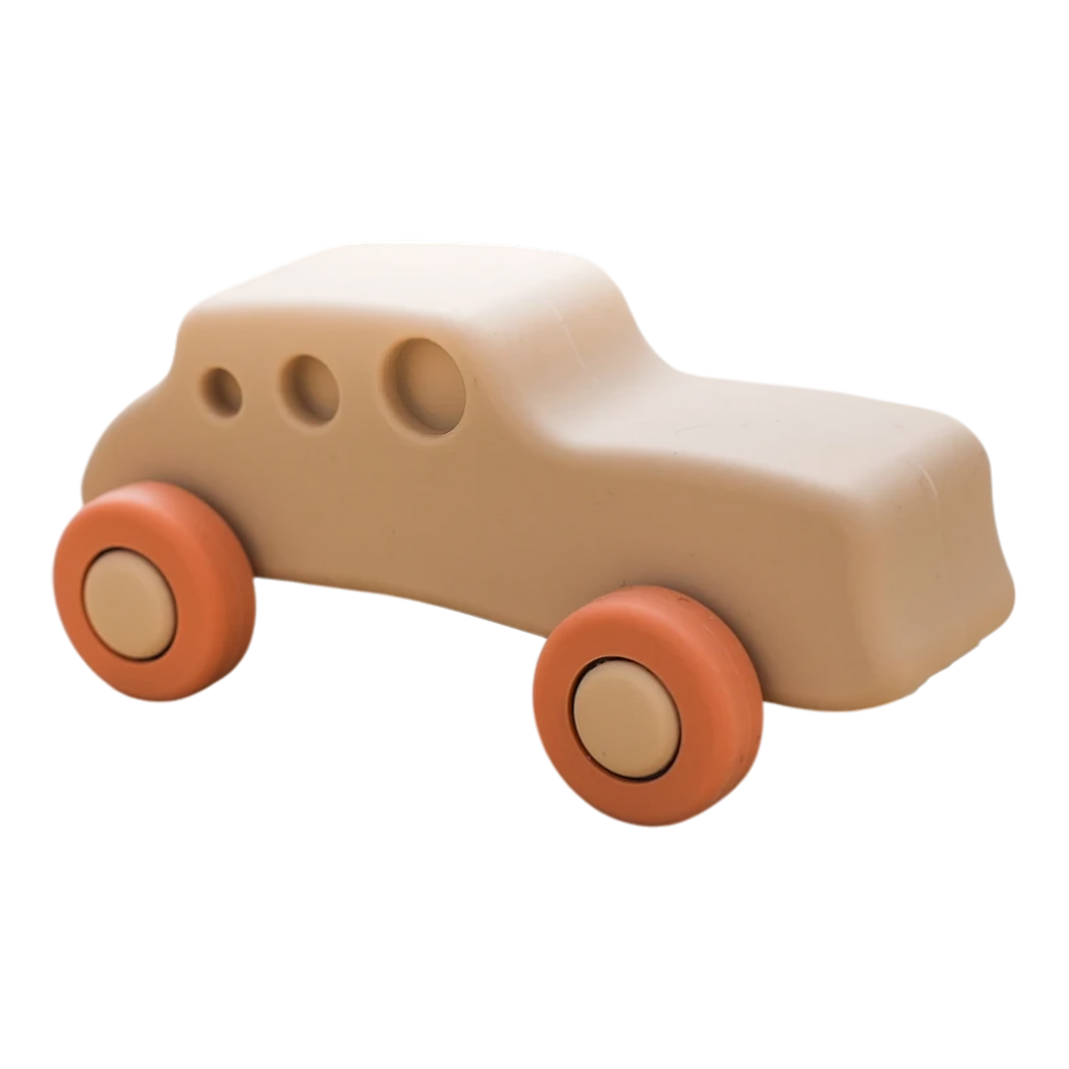 Das "Auto Beige aus Silikon" [11x5cm] von Hello World ist ein schlichtes, beiges Spielzeugauto mit abgerundeten Kanten, vier orangen Rädern und drei runden Fensteröffnungen - ideal als Babyspielzeug und Beißhilfe.