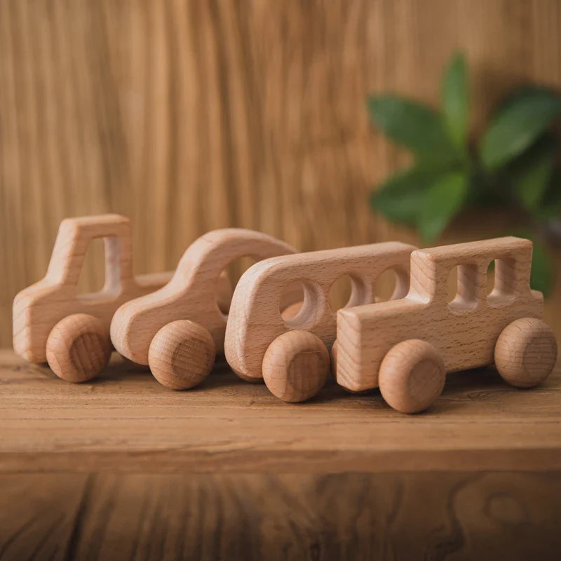 Drei Holzspielzeugfahrzeuge, darunter das Hello World Auto Rund aus Holz [8,5x4cm], der LKW und der Bus, stehen auf einer Holzoberfläche - eine ideale Wahl für nachhaltiges Spielzeug und umweltbewusstes Spielen.
