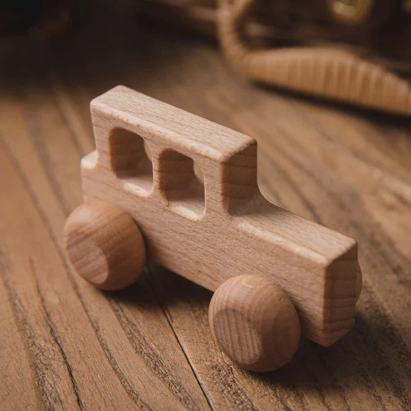 Das Hello World Auto aus Holz [8x4cm] ist ein handgefertigtes Fahrzeug aus Naturholz mit vier runden Rädern und drei Fenstern - ideal als nachhaltiges Spielzeug.