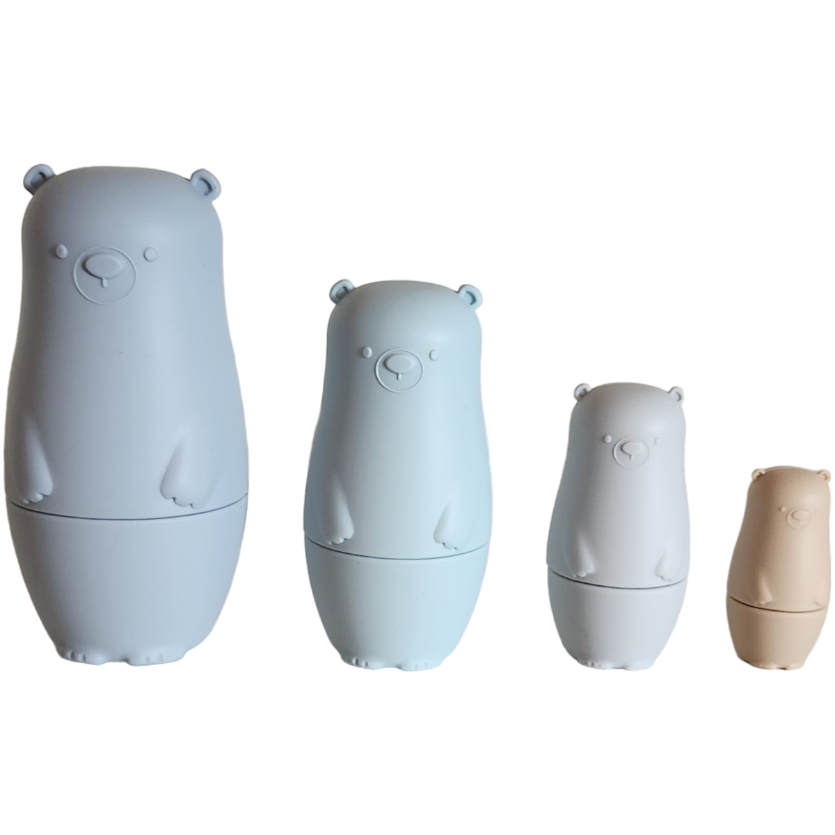 Der Hello World Bär Blau aus Silikon [6x13cm] ist eine bärenförmige Nistpuppe in Pastellblau, die aus Silikon gefertigt ist und aufrecht auf einem weißen Hintergrund steht.