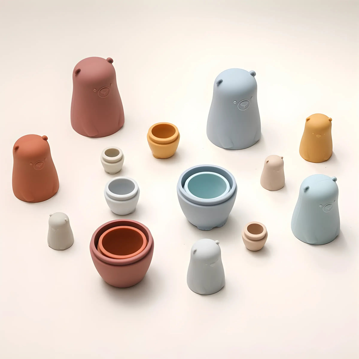 Bär Blau aus Silikon [6x13cm] von Hello World: ein pastellblauer, bärenförmiger Becher, der sich perfekt zum Stapeln eignet. Dieses verspielte Stapelspielzeug besteht aus weichem Silikon und hat verschiedene Größen für endlosen Spaß.