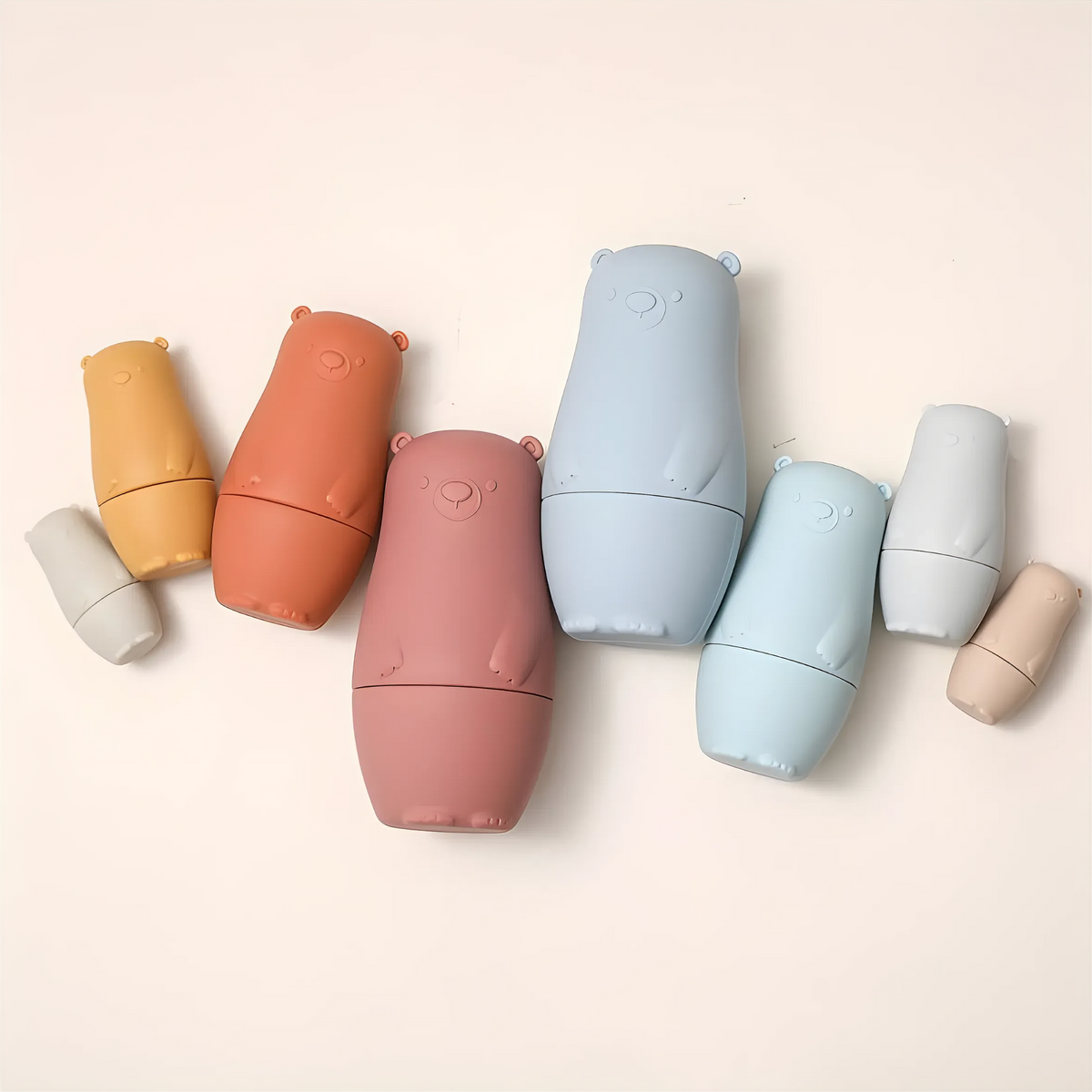 Der Hello World Bär Rot aus Silikon [6x13cm] ist ein pastellfarbener, bärenförmiger Nistkasten, ideal als Babuschka-Stapelspiel für Kinder. Erhältlich in Pfirsich, Orange, Rosa, Blau, Gelb und Beige - ordnen Sie sie in einer spielerischen Reihe an.