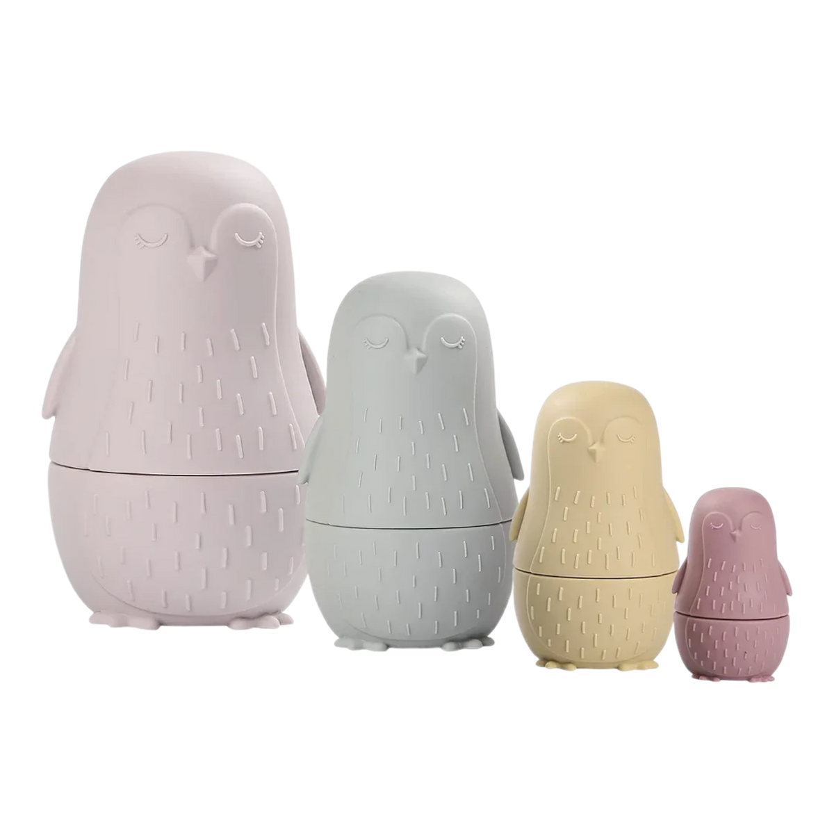 Vier pastellfarbene Hello World Pinguin Beige aus Silikon Puppen (7x12cm) sind vom größten zum kleinsten angeordnet. Jede hat einfache geschlossene Augen und eine feine Struktur. Die Farben sind rosa, grau, gelb und lila.