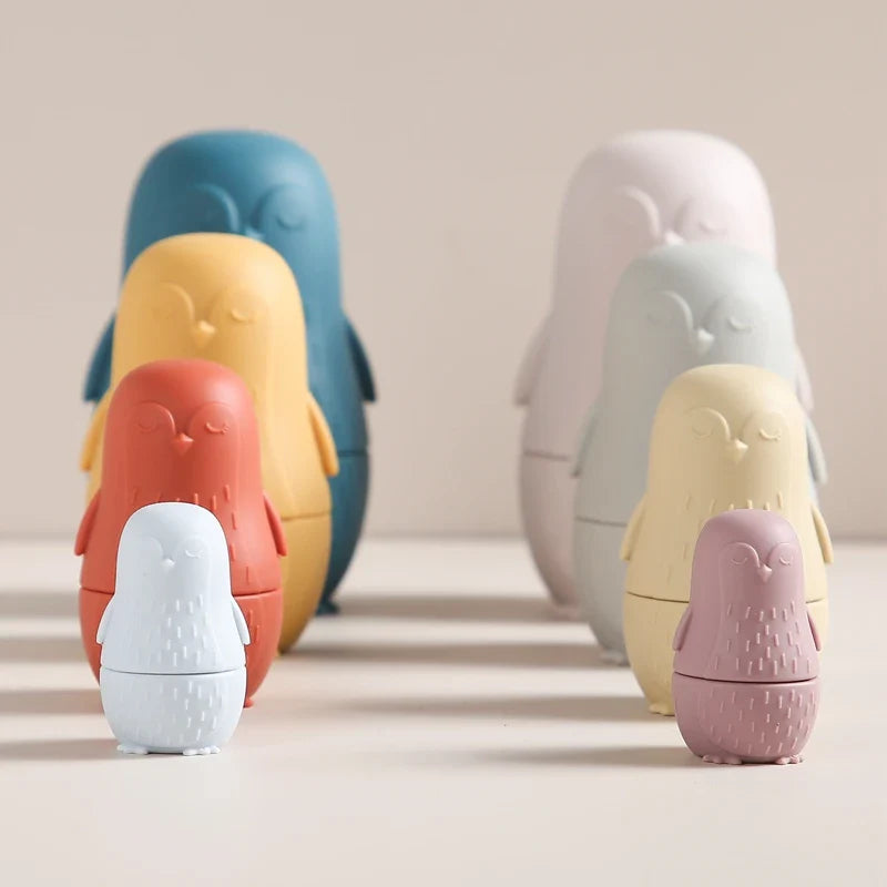 Sechs pastellfarbene Pinguin Blau aus Silikon [7x12cm] Nistpuppen von Hello World, die nach Größen geordnet sind - jedes Paar enthält passende große und kleine Pinguine in Blau, Gelb, Rot, Weiß, Creme und Lavendel für endlosen Stapelspaß.