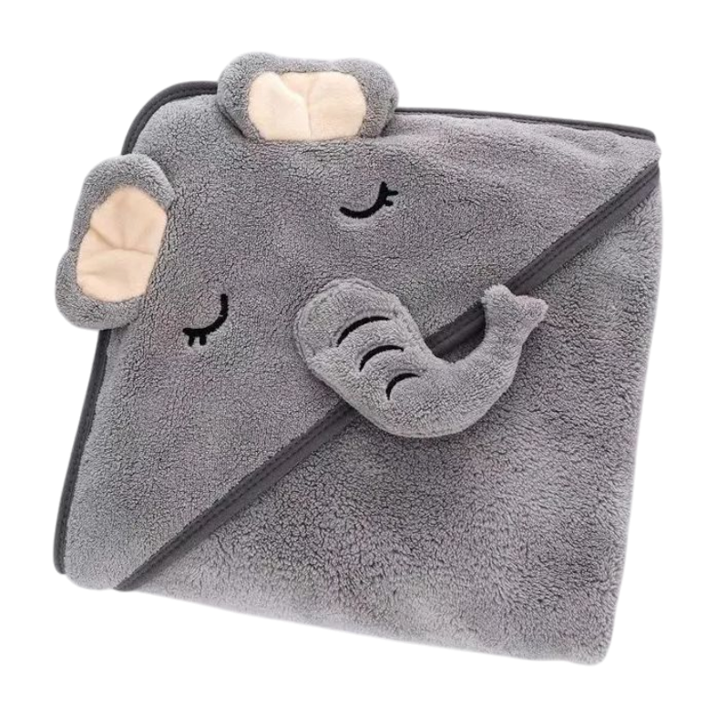 Das Hello World Badetuch mit Kapuze Elefant [80x80cm] ist ein weiches, graues Kapuzenhandtuch mit Plüschohren, einem Rüssel an der Ecke und aufgestickten geschlossenen Augen, gefaltet, um einem schlafenden Elefanten zu ähneln.