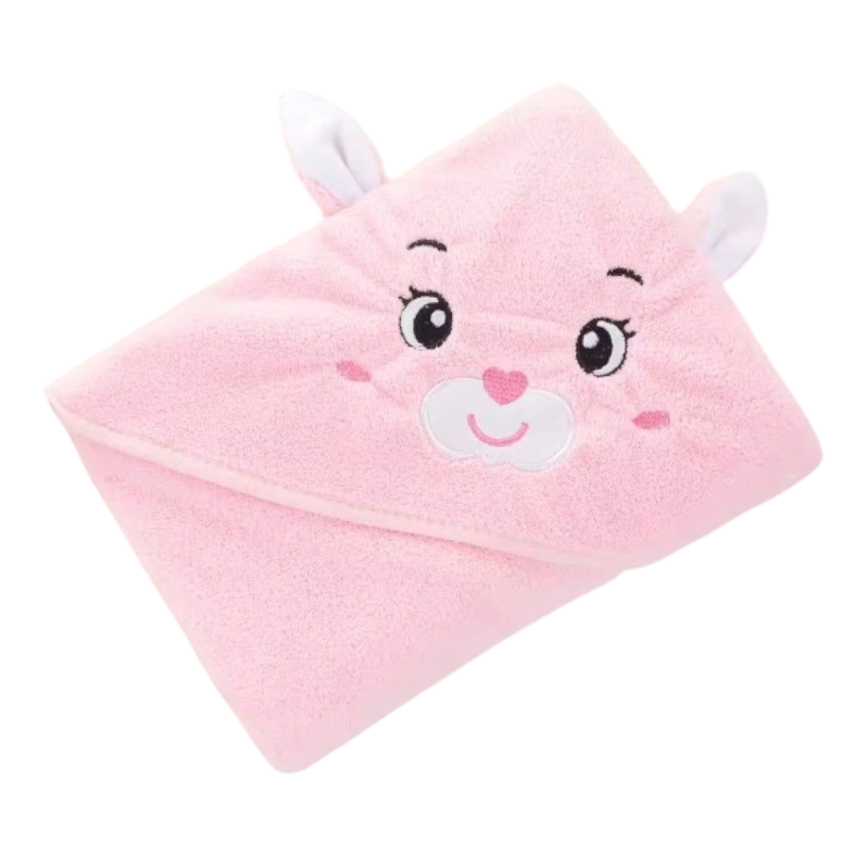 Das Hello World Badetuch mit Kapuze Hase [80x80cm] für Babys ist rosa, mit einem gestickten Tiergesicht - Ohren, Augen, Nase und Errötungszeichen. Gefaltet, um das niedliche Gesicht und ein charmant gebogenes Ohr hervorzuheben.