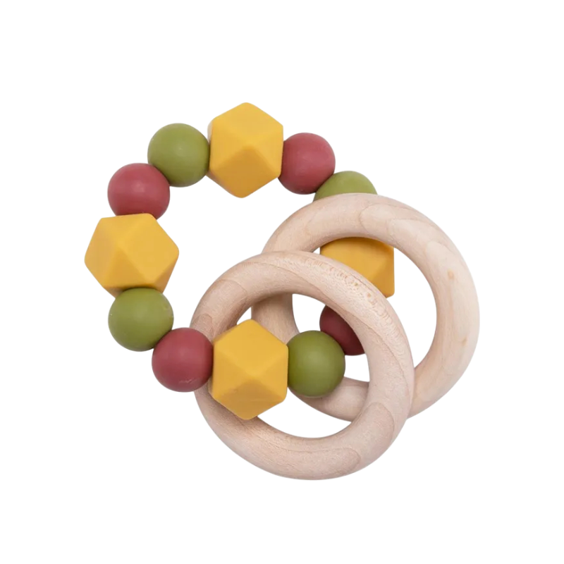 Die Hello World Beissring Kette Duo Gelb [7x9cm] ist ein Beißspielzeug für Babys mit runden Holzringen und bunten, geometrischen Perlen, darunter grüne, gelbe und rote Silikonperlen, auf einem schlichten weißen Hintergrund.